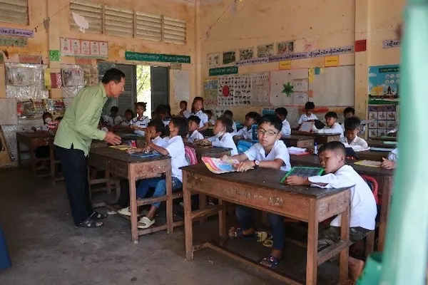 Mr Chhi Piseth's classromm, the professor is explain the course.
