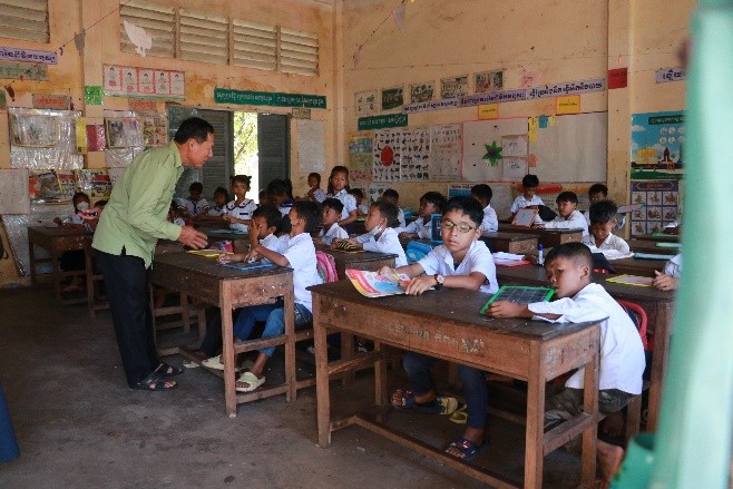 Mr Chhi Piseth's classromm, the professor is explain the course.